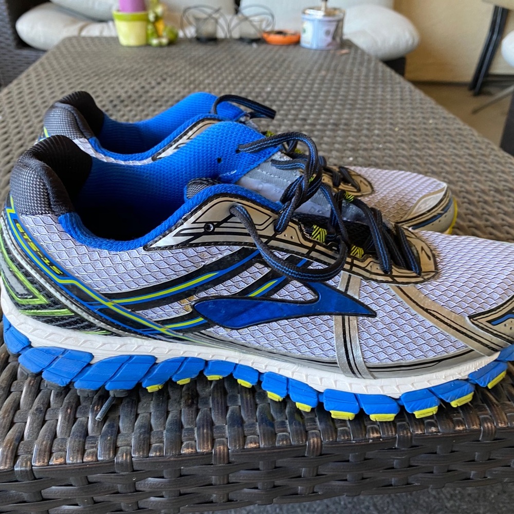 Brooks running shoe GTS 15
